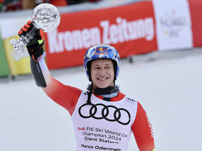 Marco Odermatt si prevzal malý glóbus za prvé miesto v obrovskom slalome