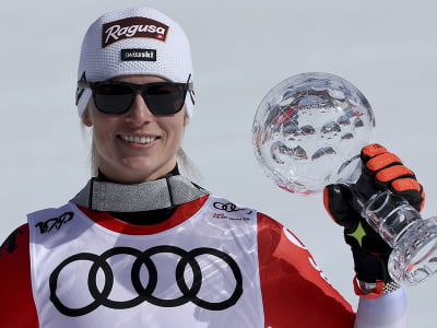 Švajčiarska lyžiarka Lara Gutová-Behramiová s malým glóbusom za celkový triumf v obrovskom slalome