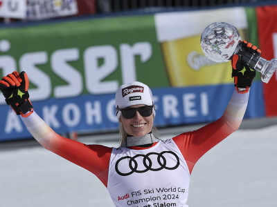 Švajčiarska lyžiarka Lara Gutová-Behramiová s malým glóbusom za celkový triumf v obrovskom slalome