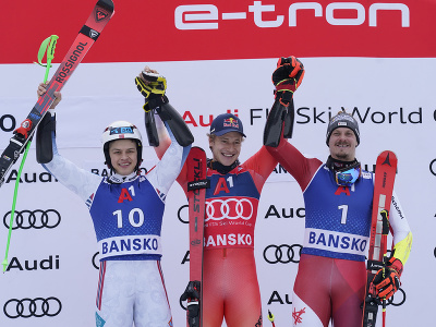 Švajčiarsky lyžiar Marco Odermatt (uprostred) sa raduje na pódiu z víťazstva v obrovskom slalome Svetového pohára v bulharskom Bansku. Druhé miesto obsadil Nór Alexander Steen Olsen (vľavo), tretí bol Manuel Feller (vpravo) z Rakúska.