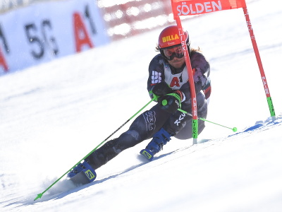 Andreas Žampa počas prvého kola úvodného obrovského slalomu novej sezóny Svetového pohára alpských lyžiarov v rakúskom Söldene. 