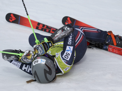 Nórska lyžiarka Thea Louise Stjernesundová leží na zemi v cieli 2. kola obrovského slalomu na finálovom podujatí Svetového pohára v andorrskom Soldeu.