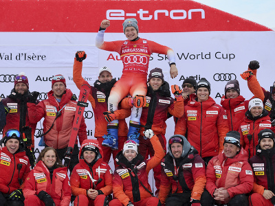 Švajčiarsky lyžiar Marco Odermatt pózuje s členmi svojho tímu po triumfe v prvom obrovskom slalome sezóny Svetového pohára vo francúzskom Val d'Isere