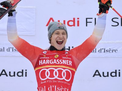 Švajčiarsky lyžiar Marco Odermatt pózuje po triumfe v prvom obrovskom slalome sezóny Svetového pohára vo francúzskom Val d'Isere