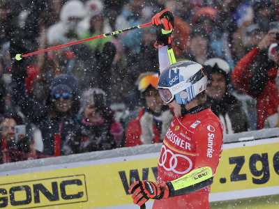 Švajčiarsky lyžiar Marco Odermatt sa teší v cieli 2. kola obrovského slalomu Svetového pohára vo francúzskom Val d'Isere