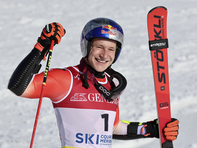Švajčiarsky lyžiar Marco Odermatt sa teší v cieli 2. kola obrovského slalomu mužov na MS v alpskom lyžovaní vo francúzskom stredisku Courchevel-Méribel 