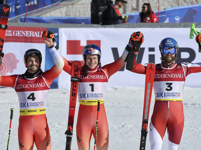 Na snímke švajčiarsky lyžiar Marco Odermatt (uprostred) sa teší na pódiu po zisku zlatej medaily v obrovskom slalome mužov na MS v alpskom lyžovaní vo francúzskom stredisku Courchevel-Méribel v piatok 17. februára 2023. Druhý skončil jeho krajan Loic Meillard (vľavo), bronz získal Rakúšan Marco Schwarz.
