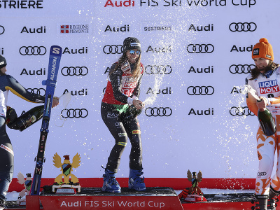 Marta Bassinová oslavuje triumf v obrovskom slalome v Sestriere