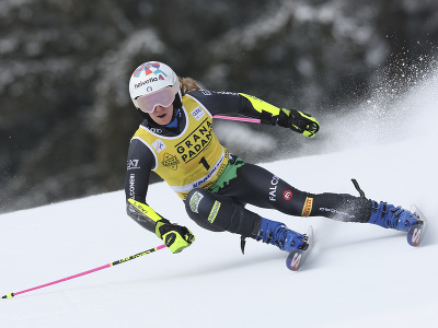 Talianska lyžiarka Marta Bassinová na trati 1. kola obrovského slalomu Svetového pohára v alpskom lyžovaní v talianskom stredisku Kronplatz