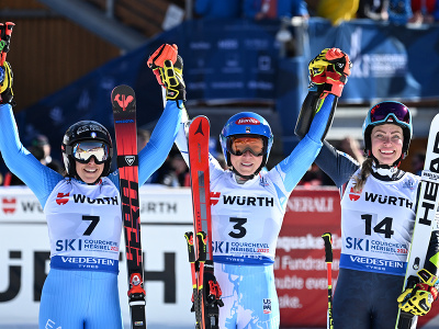 Americká lyžiarka Mikaela Shiffrinová (uprostred) sa stala víťazkou obrovského slalomu na MS v alpskom lyžovaní. Striebro získala Talianka Federica Brignoneová (vľavo) a bronz si vybojovala Nórka Ragnhild Mowinckelová (vpravo)