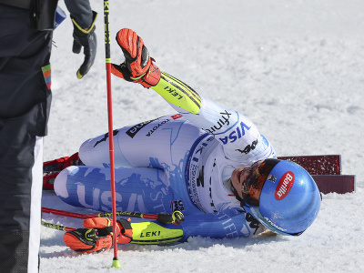 Mikaela Shiffrinová leži na zemi po druhom kole obrovského slalomu na MS v lyžovaní