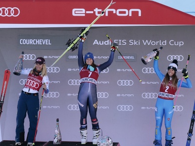 Švédska lyžiarka Sara Hectorová (uprostred) sa teší z víťazstva v obrovskom slalome SP v Courcheveli. Na druhej priečke skončila Mikaela Shiffrinová, tretia bola Marta Bassinová 
