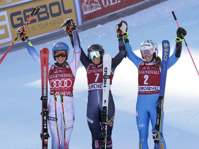 Švédska lyžiarka Sara Hectorová (uprostred) sa teší z víťazstva v obrovskom slalome SP v Courcheveli. Na druhej priečke skončila Mikaela Shiffrinová, tretia bola Marta Bassinová 