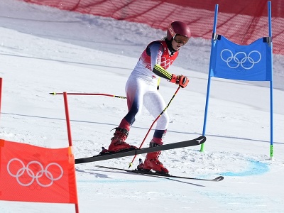 Na snímke americká lyžiarka Mikaela Shiffrinová vypadáva počas 1. kola obrovského slalomu v centre alpského lyžovania v Jen-čchingu počas XXIV. zimných olympijských hier 2022 v Pekingu