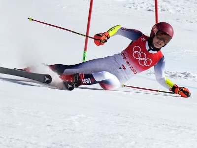 Na snímke americká lyžiarka Mikaela Shiffrinová vypadáva počas 1. kola obrovského slalomu v centre alpského lyžovania v Jen-čchingu počas XXIV. zimných olympijských hier 2022 v Pekingu