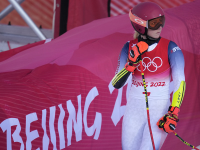 Na snímke americká lyžiarka Mikaela Shiffrinová reaguje po vypadnutí v 1. kole obrovského slalomu v centre alpského lyžovania v Jen-čchingu počas XXIV. zimných olympijských hier 2022 v Pekingu