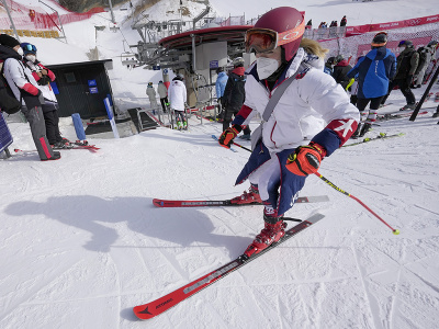Na snímke americká lyžiarka Mikaela Shiffrinová reaguje po vypadnutí v 1. kole obrovského slalomu v centre alpského lyžovania v Jen-čchingu počas XXIV. zimných olympijských hier 2022 v Pekingu