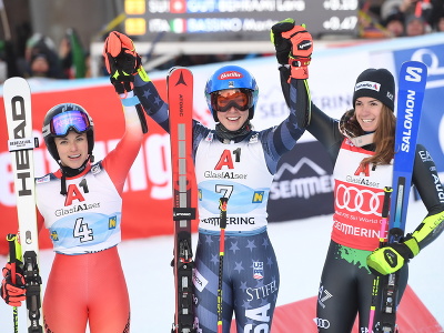 Na snímke uprostred americká lyžiarka Mikaela Shiffrinová oslavuje víťazstvo v obrovskom slalome žien Svetového pohára v alpskom lyžovaní v rakúskom Semmeringu