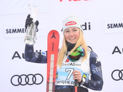Na snímke americká lyžiarka Mikaela Shiffrinová oslavuje víťazstvo v obrovskom slalome žien Svetového pohára v alpskom lyžovaní v rakúskom Semmeringu 