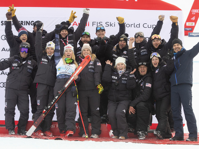 Na snímke americká lyžiarka Mikaela Shiffrinová (dolný rad tretia zľava), jej mama Eileen Shiffrinová (druhá vľavo) a členovia jej tímu sa tešia z víťazstva v obrovskom slalome žien Svetového pohára v alpskom lyžovaní v rakúskom Semmeringu