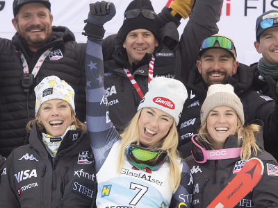 Na snímke americká lyžiarka Mikaela Shiffrinová (uprostred), jej mama Eileen Shiffrinová (vľavo) a členovia jej tímu sa tešia z víťazstva v obrovskom slalome žien Svetového pohára v alpskom lyžovaní v rakúskom Semmeringu