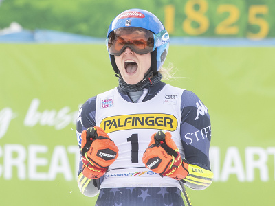 Na snímke americká lyžiarka Mikaela Shiffrinová oslavuje víťazstvo v obrovskom slalome žien Svetového pohára v alpskom lyžovaní v slovinskej Kranjskej Gore