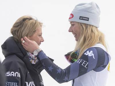 Na snímke vpravo americká lyžiarka Mikaela Shiffrinová dojatá po víťazstve v obrovskom slalome žien Svetového pohára v alpskom lyžovaní v slovinskej Kranjskej Gore a po vyrovnaní rekordu Lindsey Vonnovej v počte víťazstiev v alpskom lyžovaní a vľavo jej matka Eileen Shiffrinová