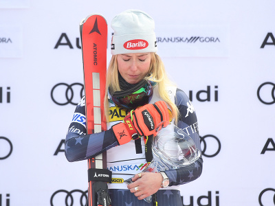 Na snímke americká lyžiarka Mikaela Shiffrinová so slzami oslavuje víťazstvo v obrovskom slalome žien Svetového pohára v alpskom lyžovaní v slovinskej Kranjskej Gore a po vyrovnaní rekordu Lindsey Vonnovej v počte víťazstiev v alpskom lyžovaní