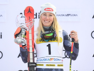 Na snímke americká lyžiarka Mikaela Shiffrinová oslavuje víťazstvo v obrovskom slalome žien Svetového pohára v alpskom lyžovaní v slovinskej Kranjskej Gore 