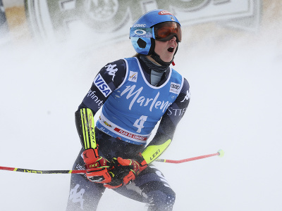 Americká lyžiarka Mikaela Shiffrinová sa teší v cieli z víťazstva v obrovskom slalome Svetového pohára v alpskom lyžovaní v talianskom stredisku Kronplatz