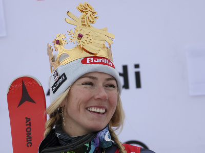 Americká lyžiarka Mikaela Shiffrinová sa teší na pódiu po víťazstve v obrovskom slalome Svetového pohára v alpskom lyžovaní v talianskom stredisku Kronplatz 