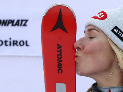 Americká lyžiarka Mikaela Shiffrinová sa teší na pódiu po víťazstve v obrovskom slalome Svetového pohára v alpskom lyžovaní v talianskom stredisku Kronplatz