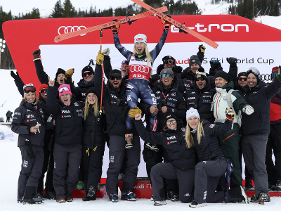 Americká lyžiarka Mikaela Shiffrinová (uprostred) oslavuje na pódiu so svojím tímom po jej víťazstve 2. kola obrovského slalomu žien Svetového pohára vo švédskom Are