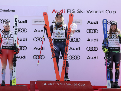 Trojica najlepších v obrovskom slalome v celkovom poradí: Lara Gutová Behramiová (vľavo), víťazka Mikaela Shiffrinová a tretia Marta Bassinová