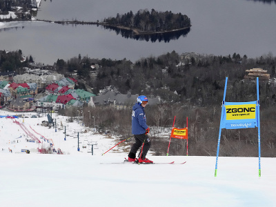 Americká lyžiarka Mikaela Shiffrinová skúma zjazdovku trate pred 1. kolom obrovského slalomu Svetového pohára v alpskom lyžovaní v kanadskom stredisku Tremblant