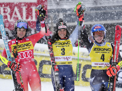 Prvé tri pretekárky obrovského slalomu v Mont Tremblante - zľava Lara Gutová Behramiová, Federica Brignoneová a Mikaela Shiffrinová