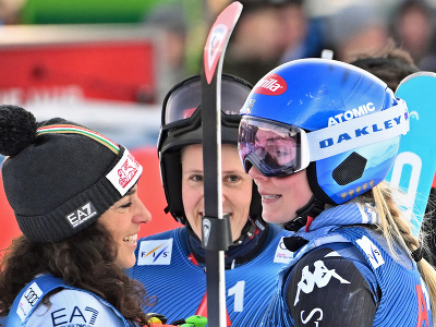 Americká lyžiarka Mikaela Shiffrinová (vpravo) sa raduje z víťazstva v obrovskom slalome Svetového pohára v rakúskom Lienzi