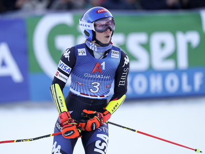 Americká lyžiarka Mikaela Shiffrinová (uprostred) sa raduje z víťazstva v obrovskom slalome Svetového pohára v rakúskom Lienzi