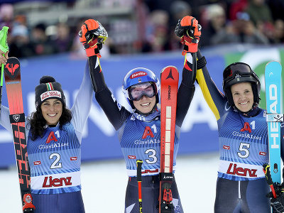 Americká lyžiarka Mikaela Shiffrinová (uprostred) sa raduje z víťazstva v obrovskom slalome Svetového pohára v rakúskom Lienzi. Druhá skončila Talianka Federica Brignoneová (vľavo) s mankom 38 stotín, pódium skompletizovala Sara Hectorová (vpravo) zo Švédska.