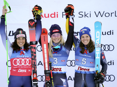 Na snímke uprostred víťazná americká lyžiarka Mikaela Shiffrinová v obrovskom slalome Svetového pohára v rakúskom Lienzi. Druhá skončila Talianka Federica Brignoneová (vľavo), tretia Sara Hectorová (vpravo) zo Švédska.