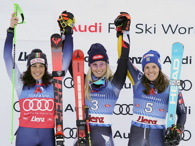 Na snímke uprostred víťazná americká lyžiarka Mikaela Shiffrinová v obrovskom slalome Svetového pohára v rakúskom Lienzi. Druhá skončila Talianka Federica Brignoneová (vľavo), tretia Sara Hectorová (vpravo) zo Švédska.