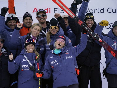 Američanka Mikaela Shiffrinová oslavuje víťazstvo v obrovskom slalome v rakúskom Lienzi