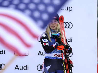 Američanka Mikaela Shiffrinová oslavuje víťazstvo v obrovskom slalome v rakúskom Lienzi