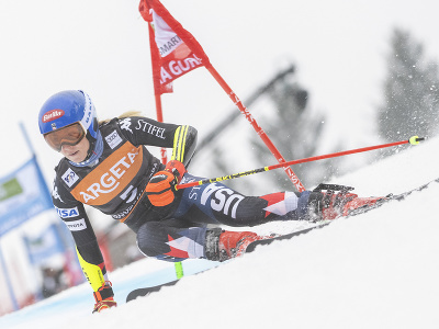 Mikaela Shiffrinová na trati v 1. kole obrovského slalomu Svetového pohára v alpskom lyžovaní v slovinskej Kranjskej Gore