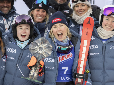 Na snímke uprostred americká lyžiarka Mikaela Shiffrinová sa raduje na pódiu s tímom z druhého miesta v obrovskom slalome žien v rámci Svetového pohára v alpskom lyžovaní v Jasnej