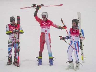 Na snímke uprostred švajčiarsky lyžiar Marco Odermatt si vybojoval zlato, striebro získal Slovinec Žan Kranjec (vľavo), bronz Francúz Mathieu Faivre (vpravo)
