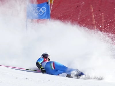 Na snímke talianska lyžiarka Marta Bassinová padá v 1. kole obrovského slalomu v centre alpského lyžovania v Jen-čchingu počas XXIV. zimných olympijských hier 2022 v Pekingu