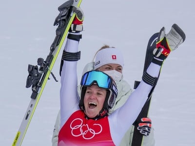 Švédska lyžiarka Sara Hectorová sa teší zo zlatej olympijskej medaily v cieli 2. kola  obrovského slalomu v centre alpského lyžovania v Jen-čchingu počas XXIV. zimných olympijských hier 2022 v Pekingu
