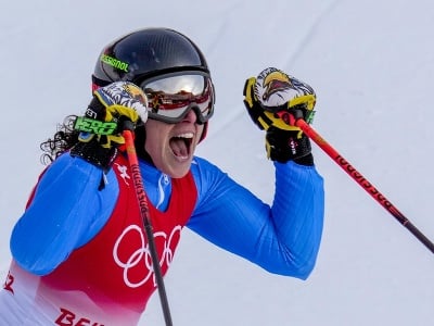 Talianska lyžiarka Federica Brignoneová sa teší zo striebornej olympijskej medaily v cieli 2. kola  obrovského slalomu v centre alpského lyžovania v Jen-čchingu počas XXIV. zimných olympijských hier 2022 v Pekingu