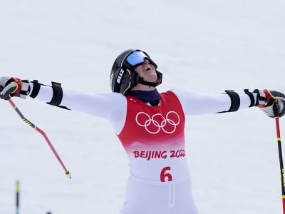 Švédska lyžiarka Sara Hectorová sa teší zo zlatej olympijskej medaily v cieli 2. kola  obrovského slalomu v centre alpského lyžovania v Jen-čchingu 